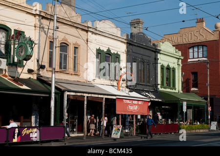 Straßenszene mit Cafés auf Brunswick Street Fitzroy Melbourne Victoria Australien Stockfoto