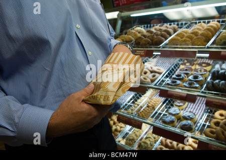 Eine Tim Horton s Kaffee und Backen-Shop-Kette wird am Eröffnungstag in Pennsylvania Station in New York gesehen. Stockfoto