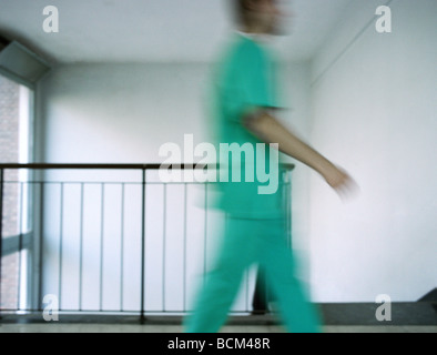 Krankenpfleger am Umzug, Bewegungsunschärfe, Seitenansicht Stockfoto