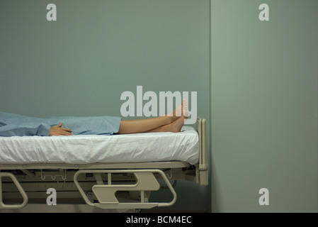 Weibliche Patienten am Krankenbett, verkürzte Ansicht liegen Stockfoto