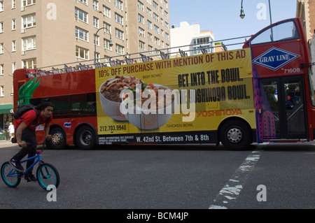 Ein Gray Line Sightseeing Doppeldeckerbus wirbt das japanische Restaurant Yoshinoya befindet sich am Times Square in New York Stockfoto