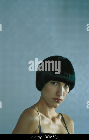 Frau mit schwarzen Haaren, Blick in die Kamera, Porträt Stockfoto