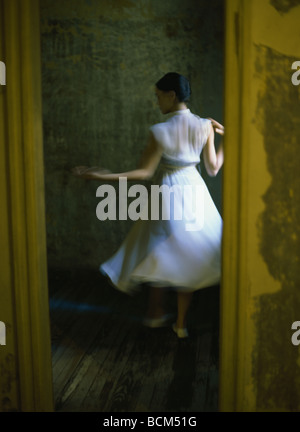 Frau tanzen, hintere Ansicht durch Tür Stockfoto