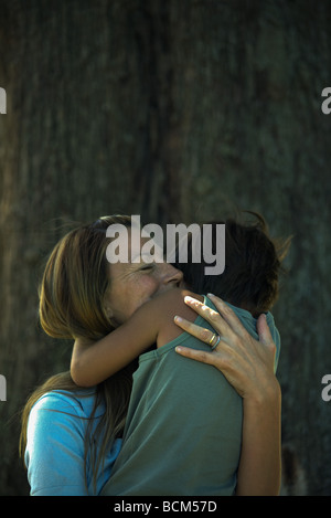 Mutter und Sohn umarmen Stockfoto