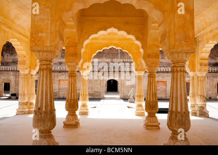 Baustil im Hof des indischen Amber Fort in Jaipur Rajasthan Stockfoto