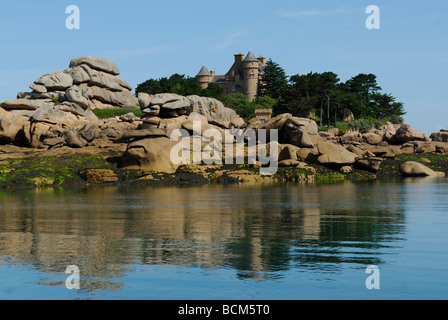 Eintrag des natürlichen Hafens von Ploumanach, nördlich von Bretagne Stockfoto