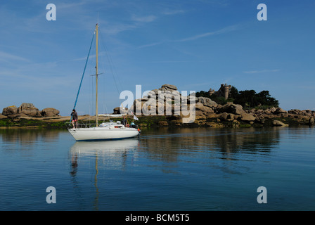 Eintrag des natürlichen Hafens von Ploumanach, nördlich von Bretagne Stockfoto