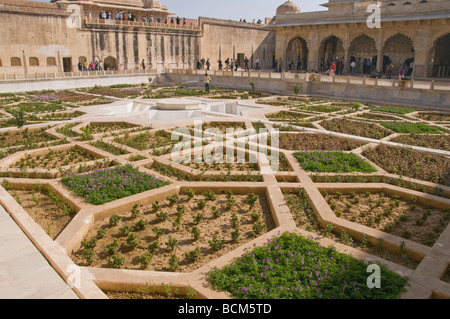 Amber Fort, Gitter Elfenbein Windows, florale Intarsien Marmor Designs, Weinkeller, innere Gärten, Jaipur, Rajasthan, Indien Stockfoto