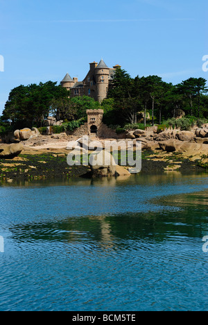 Eintrag des natürlichen Hafens von Ploumanach, nördlich von Bretagne Stockfoto