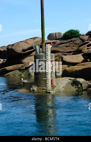 Eintrag des natürlichen Hafens von Ploumanach, nördlich von Bretagne Stockfoto