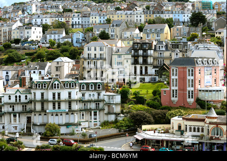 Wohnungen und Hotels auf dem Hügel mit Blick aufs Meer in Ilfracombe in Devon Stockfoto