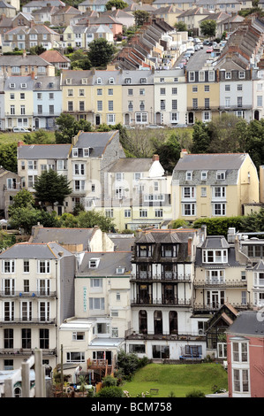 Wohnungen und Hotels auf dem Hügel mit Blick aufs Meer in Ilfracombe in Devon Stockfoto