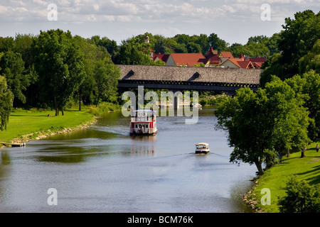 Die bayerischen Belle und ein Frankenmuth Funship Kreuzfahrt entlang des Flusses Cass in Frankenmuth, Michigan Stockfoto