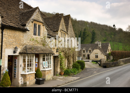 Malerisches Dorfladen im Cotswold Dorf von Castle Combe Wiltshire England Frühjahr April 2009 Stockfoto