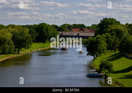 Die bayerischen Belle und ein Frankenmuth Funship Kreuzfahrt entlang des Flusses Cass in Frankenmuth, Michigan Stockfoto