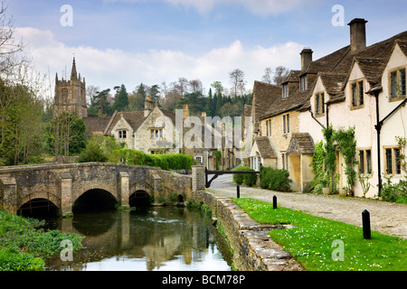 Malerischen Cotswolds Dorf von Castle Combe Wiltshire England Frühjahr April 2009 Stockfoto