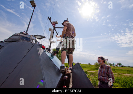 Mitglieder des Projekts Vortex 2 zuordnen der Tornado abfangen Fahrzeug 2 Wetter Instrumentierung.  Vortex 2-Projekt. Stockfoto