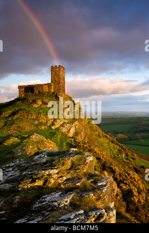 Regenbogen über dem Brentor Kirche Dartmoor National Park Devon England Frühjahr April 2009 Stockfoto