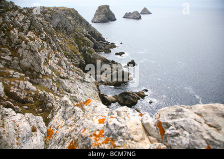 Frankreich, Bretagne, Bretagne, Finistere. Felsen am Pointe de Penhir Stockfoto