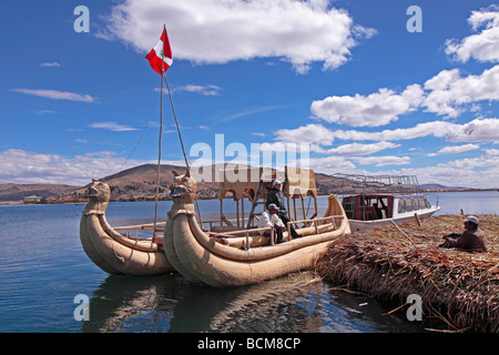 Katamaran, hergestellt aus Schilf auf Uro Insel, Titicaca-See, Puno, Peru Stockfoto