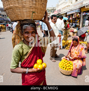 Verkauf von Orangen Devarja Markt Mysore Bundesstaat Karnataka Indien Frau Stockfoto