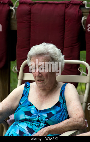 Nachdenkliche Momente als Mutter und Großmutter sprechen am Pool. Stockfoto