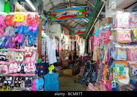 Nostalgische Kleidung Stände in Stanley Market in Hongkong China Stockfoto