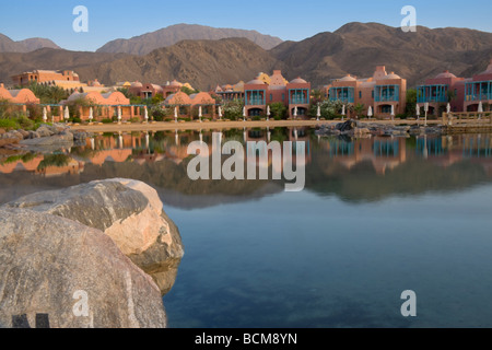 Lagune mit Blick auf die Zimmer im Hyatt Regency Hotel in Taba Heights, Sinai, Ägypten Stockfoto