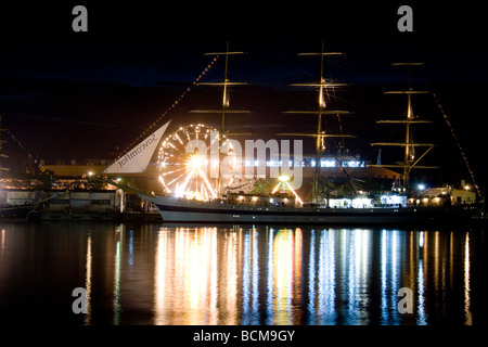 Nachtaufnahme vom Beginn des hohen Schiffe Rennen 2009 in Gdynia. Stockfoto