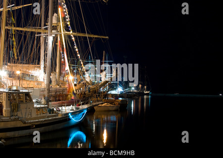 Nachtaufnahme vom Beginn des hohen Schiffe Rennen 2009 in Gdynia. Stockfoto