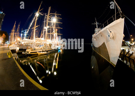 Nachtaufnahme vom Beginn des hohen Schiffe Rennen 2009 in Gdynia. Langzeitbelichtung mit fisheye-Objektiv aufgenommen. Stockfoto