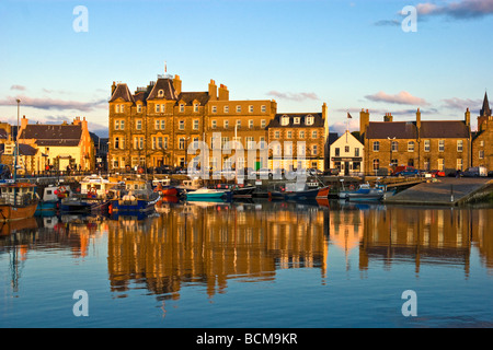 Hafen von Kirkwall auf dem Festland von Orkney in Schottland mit Kirkwall Hotel links von der Mitte. Stockfoto