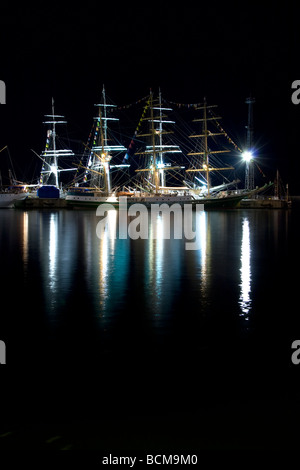 Nachtaufnahme vom Beginn des hohen Schiffe Rennen 2009 in Gdynia. Stockfoto