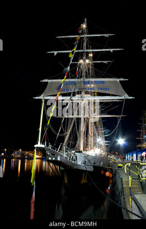 Nachtaufnahme vom Beginn des hohen Schiffe Rennen 2009 in Gdynia. "Lord Nelson" Class A Schiff. Stockfoto