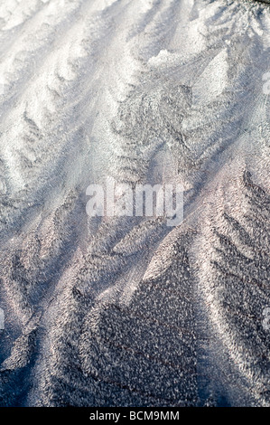 Frost auf Auto Windschutzscheibe mit gefrorenen Scheibenwischer. Stockfoto