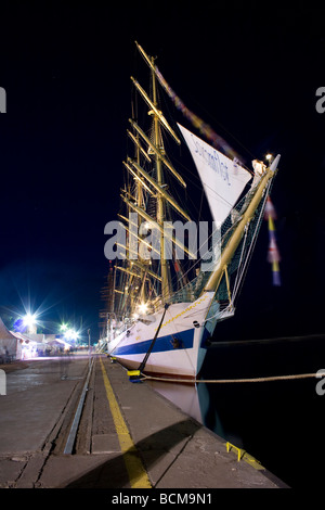 Nachtaufnahme vom Beginn des hohen Schiffe Rennen 2009 in Gdynia. Eines der schönsten und größten Schiffe, Mir. Stockfoto