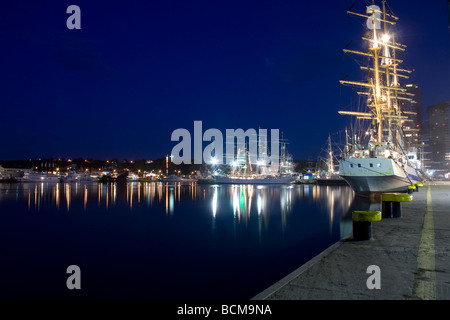 Nachtaufnahme vom Beginn des hohen Schiffe Rennen 2009 in Gdynia. Stockfoto