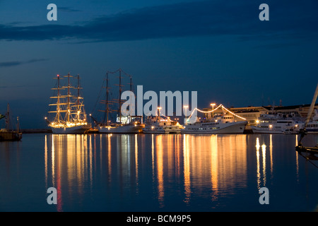 Nachtaufnahme vom Beginn des hohen Schiffe Rennen 2009 in Gdynia. Stockfoto