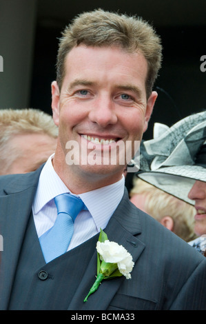 Ein Mann Lächeln für eine Kamera bei Royal Ascot Pferderennen, Ladies Day, Berkshire, England, UK Stockfoto