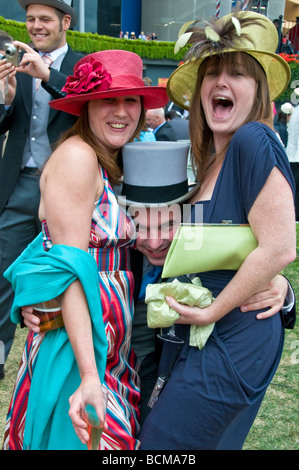 Freunde posieren für ein Foto in Royal Ascot Pferderennen, Ladies Day, Berkshire, England, UK Stockfoto