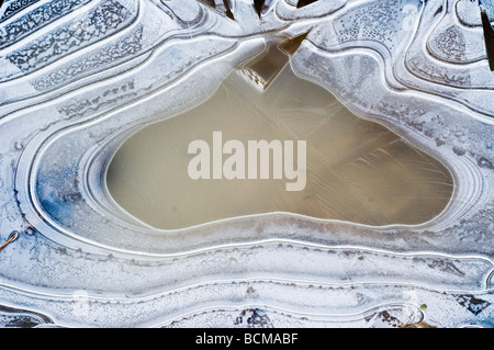 Frost auf Auto Windschutzscheibe mit gefrorenen Scheibenwischer. Stockfoto