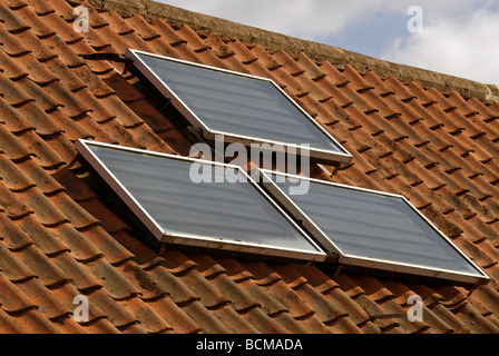 Ersten Generation Solarzellen an die Warmwasser-System angeschlossen Stockfoto