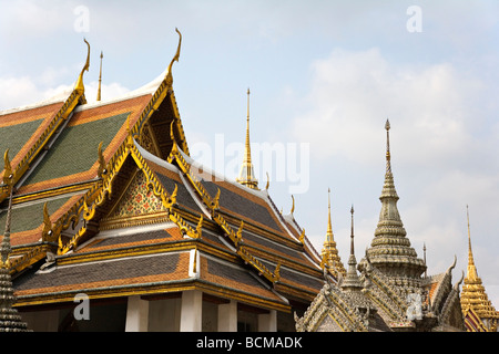 Traditionelle Strukturen verziert Gold im Grand Palace in Bangkok Thailand Stockfoto