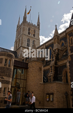 Eingang zum Southwark Cathedral, London Bridge England UK Stockfoto