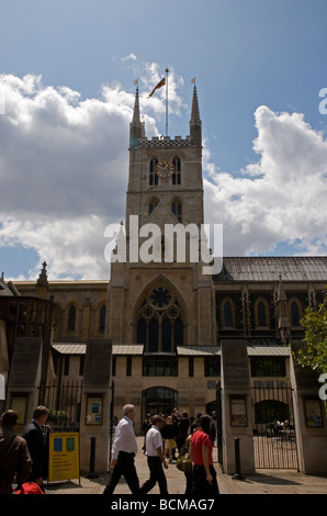 Eingang zum Southwark Cathedral, London Bridge England UK Stockfoto