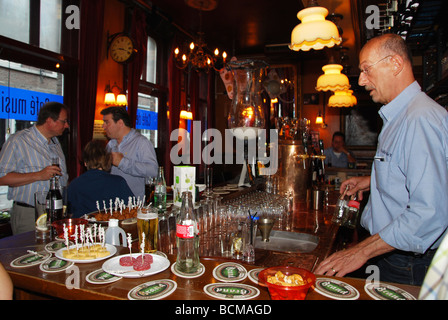 beschäftigt Kneipe Café De Belsj, Maastricht Niederlande Stockfoto