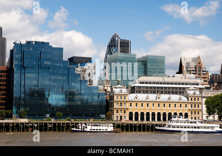 Die Nord- und Shell Gebäude und Old Billingsgate Market über die Themse von Queen es Walk, City of London England UK Stockfoto