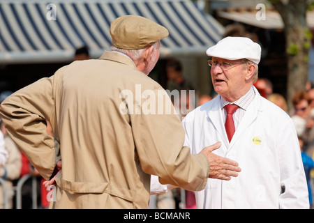 Preis Feilschen um Gouda-Käse bei Alkmaar Käsemarkt Alkmaar, Nordholland, Niederlande. Stockfoto