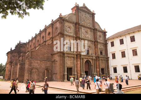 Touristen gehen in Richtung Bom Jesus Basilica Kirche in Alt-Goa, Indien. Die Kirche hält die Überreste der St. Francis Xavier. Stockfoto