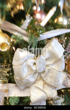 Weihnachten und Urlaub Ornamente an einen Weihnachtsbaum hängen hautnah Stockfoto